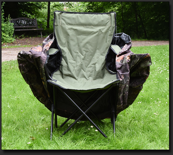Der Campingstuhl ist mit dem Tarnzelt verbunden