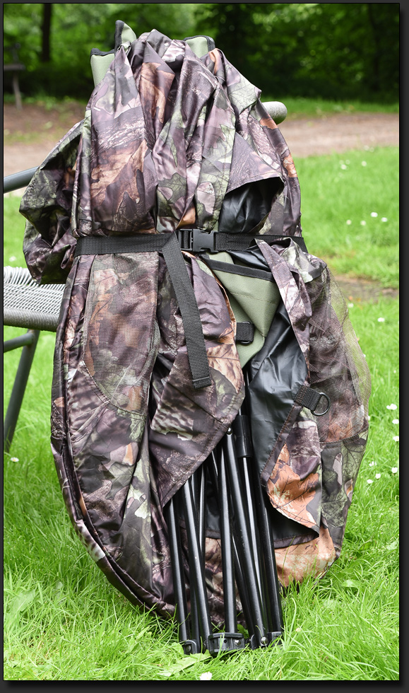 Zusammengefaltet ist das Zelt nur wenig größer als ein Campingstuhl